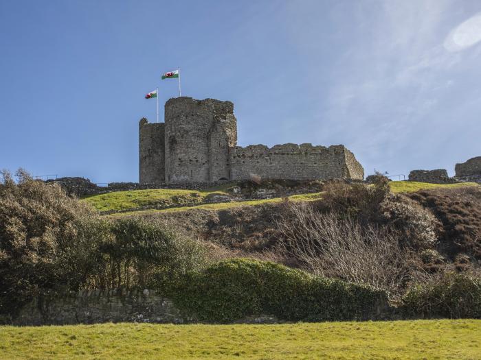 Menuchah, Criccieth