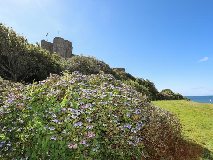 Menuchah, Criccieth