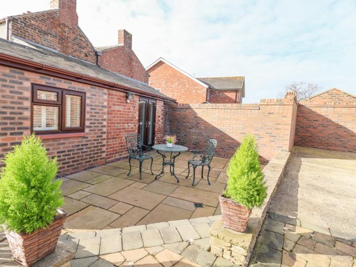 4 Green Farm Cottage, Saughall, Cheshire, ground-floor bedroom, pet-free, off-road parking, pub, TV.