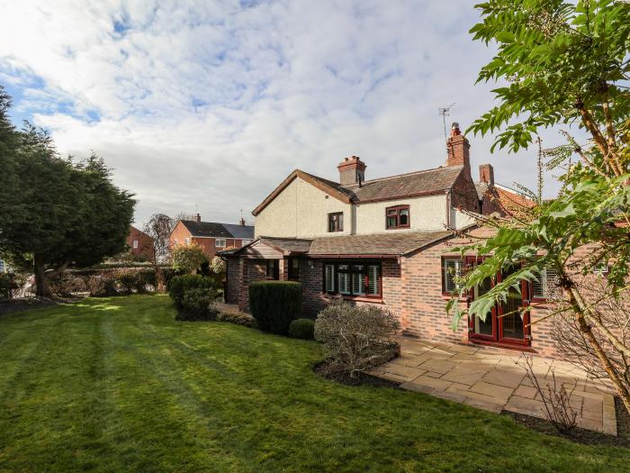 4 Green Farm Cottage, Saughall, Cheshire, ground-floor bedroom, pet-free, off-road parking, pub, TV.