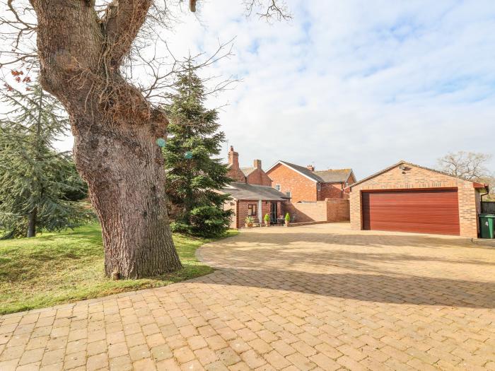 4 Green Farm Cottage, Saughall, Cheshire, ground-floor bedroom, pet-free, off-road parking, pub, TV.