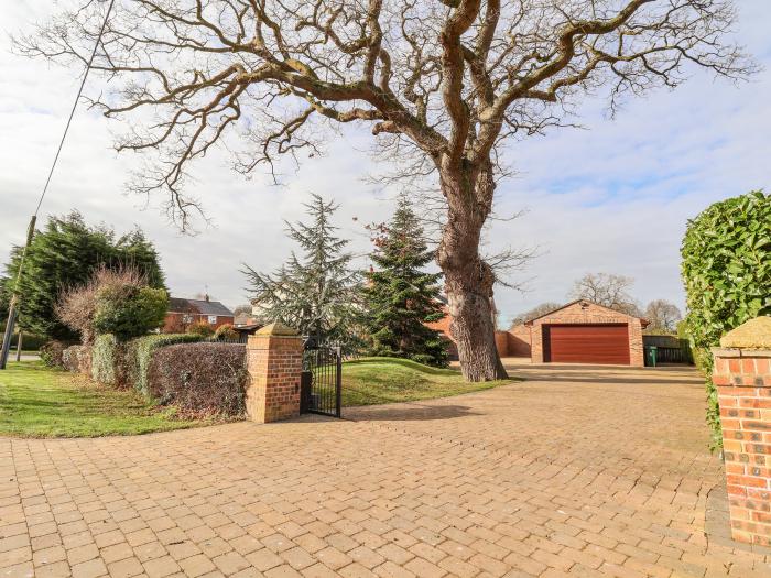 4 Green Farm Cottage, Saughall, Cheshire, ground-floor bedroom, pet-free, off-road parking, pub, TV.