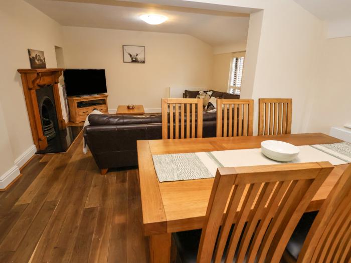 4 Green Farm Cottage, Saughall, Cheshire, ground-floor bedroom, pet-free, off-road parking, pub, TV.