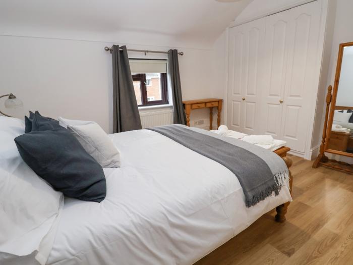 4 Green Farm Cottage, Saughall, Cheshire, ground-floor bedroom, pet-free, off-road parking, pub, TV.