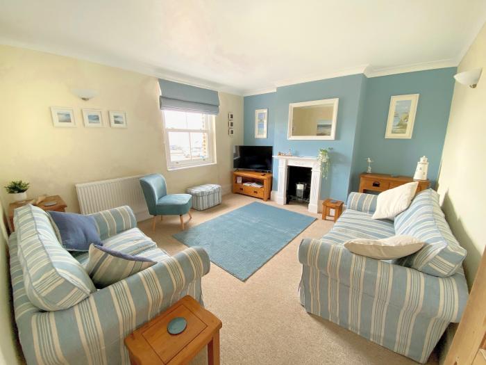 2 Cobb View, Lyme Regis, Dorset. Close to a shop, pub, and a beach. Jurassic Coast. Communal garden.