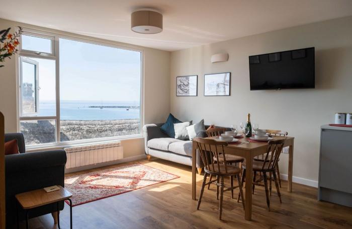 2 Beach Way House, Lyme Regis