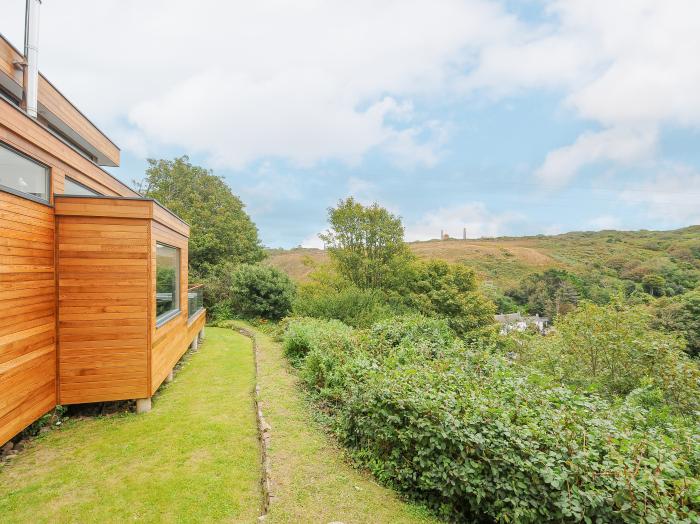 9 Cedars in St Agnes, Cornwall. Hot tub. Open-plan living. Enclosed decking. Pet-friendly. Detached.