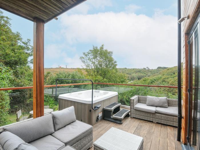 9 Cedars in St Agnes, Cornwall. Hot tub. Open-plan living. Enclosed decking. Pet-friendly. Detached.