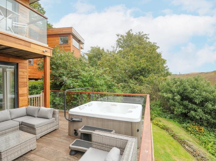 9 Cedars in St Agnes, Cornwall. Hot tub. Open-plan living. Enclosed decking. Pet-friendly. Detached.