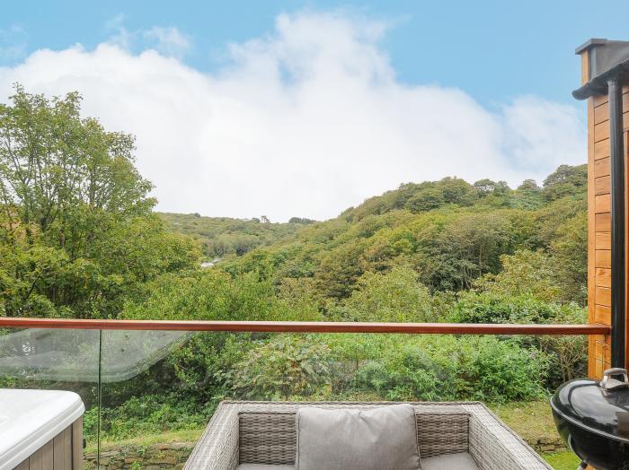 9 Cedars in St Agnes, Cornwall. Hot tub. Open-plan living. Enclosed decking. Pet-friendly. Detached.