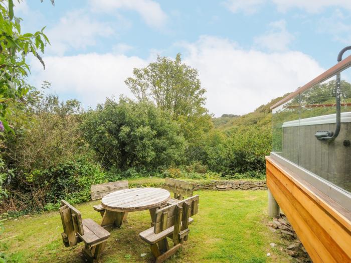 9 Cedars in St Agnes, Cornwall. Hot tub. Open-plan living. Enclosed decking. Pet-friendly. Detached.