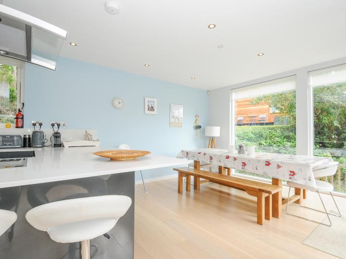 9 Cedars in St Agnes, Cornwall. Hot tub. Open-plan living. Enclosed decking. Pet-friendly. Detached.