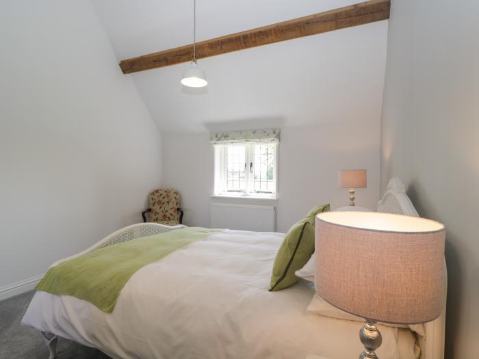 The Cottage is in Malmesbury near Sherston, Wiltshire. En-suite bedrooms. Smart TV. Off-road parking