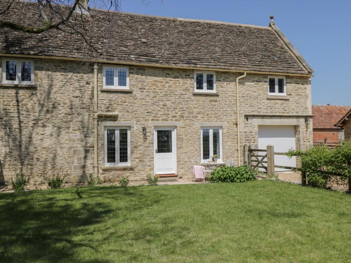 The Cottage is in Malmesbury near Sherston, Wiltshire. En-suite bedrooms. Smart TV. Off-road parking