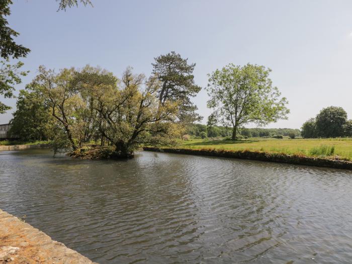 The Cottage is in Malmesbury near Sherston, Wiltshire. En-suite bedrooms. Smart TV. Off-road parking