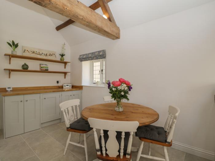 The Cottage is in Malmesbury near Sherston, Wiltshire. En-suite bedrooms. Smart TV. Off-road parking