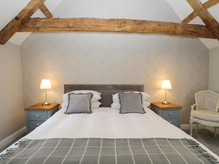 The Cottage is in Malmesbury near Sherston, Wiltshire. En-suite bedrooms. Smart TV. Off-road parking