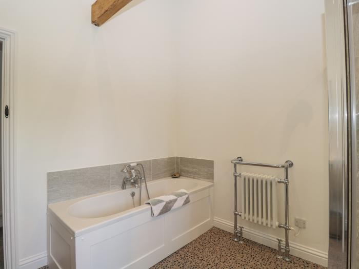 The Cottage is in Malmesbury near Sherston, Wiltshire. En-suite bedrooms. Smart TV. Off-road parking