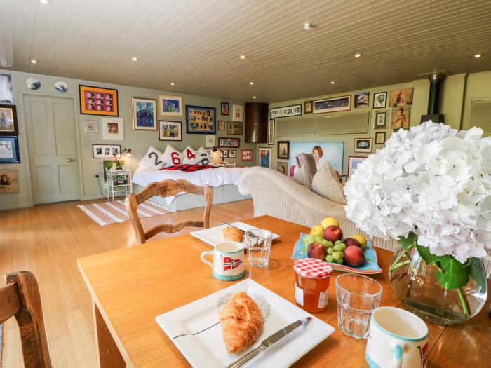 Lymington Lodge, is in Lymington, Hampshire. Close to the coastline and amenities. Ideal for couples