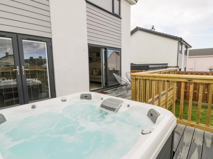 Melody in Cemaes Bay, Anglesey. Close to amenities and beach, sea vistas. Hot tub, family and pets.