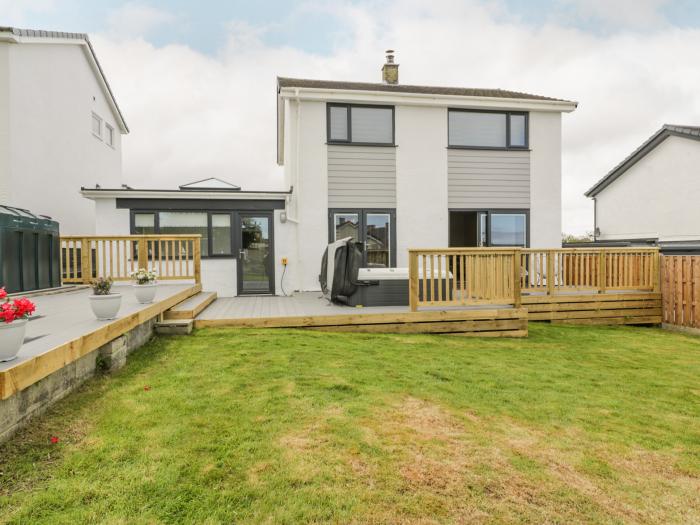 Melody in Cemaes Bay, Anglesey. Close to amenities and beach, sea vistas. Hot tub, family and pets.