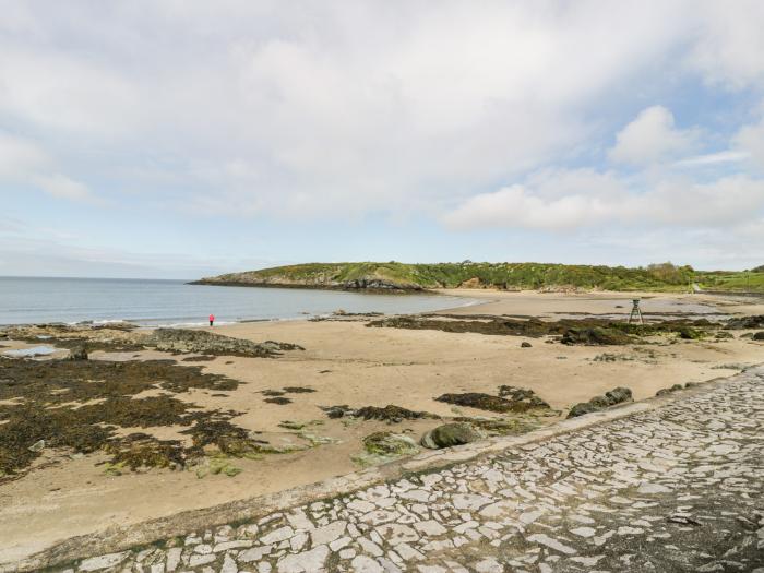 Melody in Cemaes Bay, Anglesey. Close to amenities and beach, sea vistas. Hot tub, family and pets.