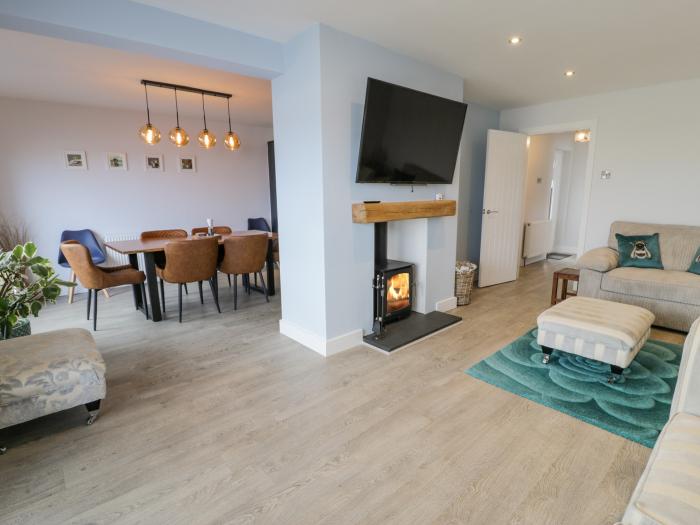 Melody in Cemaes Bay, Anglesey. Close to amenities and beach, sea vistas. Hot tub, family and pets.