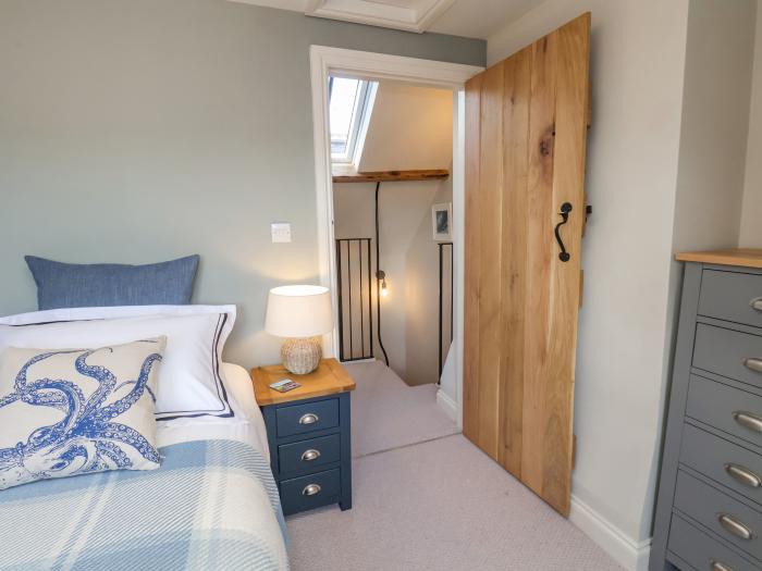 Bluefin Cottage, Whitby, North Yorkshire. 2-bedrooms. Beach nearby. Enclosed courtyard and Smart TV.