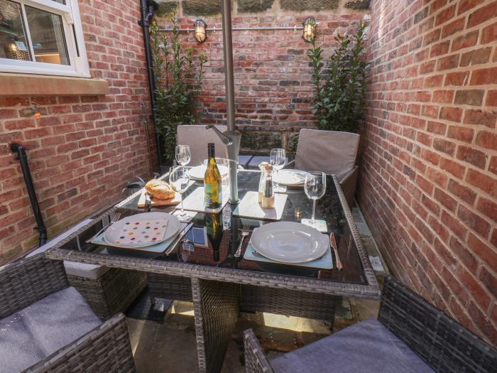 Bluefin Cottage, Whitby, North Yorkshire. 2-bedrooms. Beach nearby. Enclosed courtyard and Smart TV.