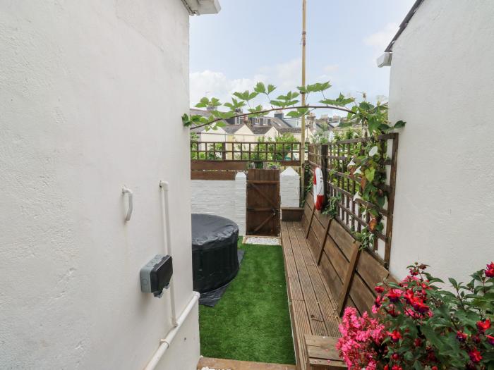 10 Burton Street, Brixham, Devon. Hot tub. Pet-friendly. Close to a pub, a shop and a beach. BBQ. TV