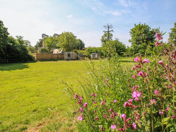 Acres Meadow in Maiden Newton, Dorchester. Open-plan. Ideal for 2. Woodburning stove. Lawned garden.