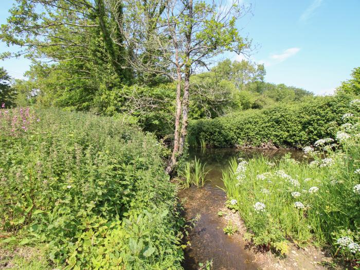 Acres Meadow in Maiden Newton, Dorchester. Open-plan. Ideal for 2. Woodburning stove. Lawned garden.