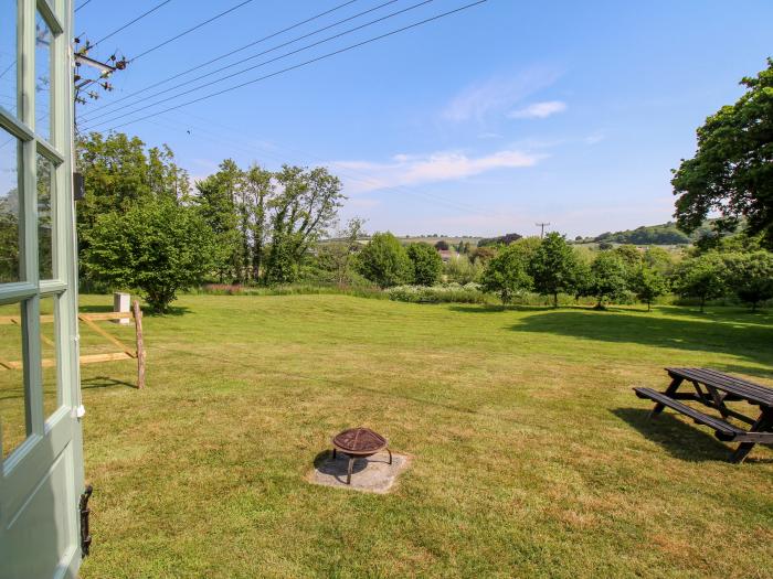 Acres Meadow in Maiden Newton, Dorchester. Open-plan. Ideal for 2. Woodburning stove. Lawned garden.