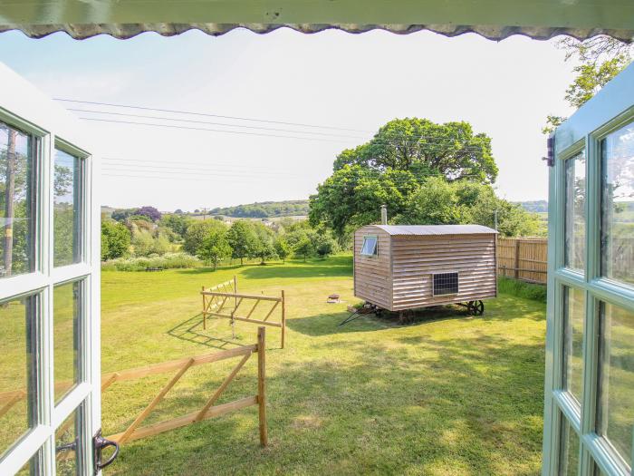 Acres Meadow in Maiden Newton, Dorchester. Open-plan. Ideal for 2. Woodburning stove. Lawned garden.