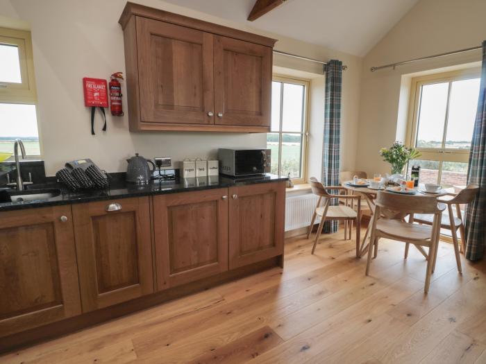 Whinney in Embleton, Northumberland. Hot tub. Countryside views. Off-road parking. Smart TV. Garden.