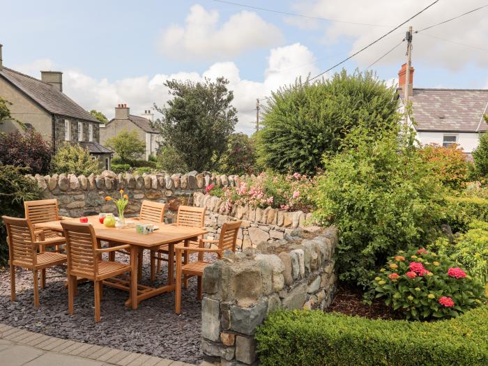 Bronfa, Lon Y Wern near Bethesda, Gwynedd. Woodburning stoves. Close to a national park. Garden. TV.