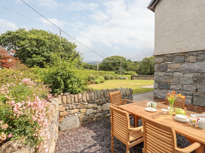 Bronfa, Lon Y Wern near Bethesda, Gwynedd. Woodburning stoves. Close to a national park. Garden. TV.