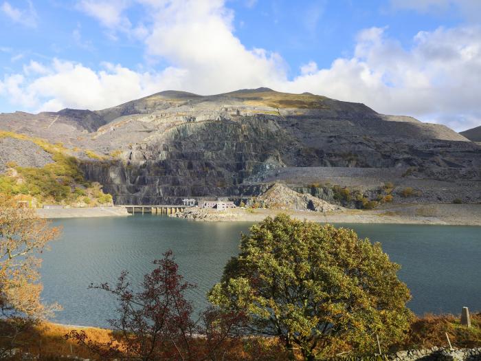 Bronfa, Lon Y Wern near Bethesda, Gwynedd. Woodburning stoves. Close to a national park. Garden. TV.