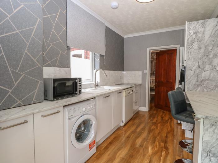 Walpole House, Great Yarmouth, Norfolk. Two bedrooms. En-suite. Beach nearby. Enclosed patio. WiFi