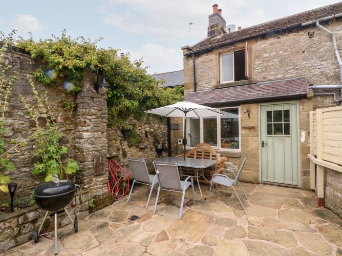 Hunters Cottage in Youlgreave, Peak District. Terraced. Character. Woodburner. Pet-friendly. 3-beds.