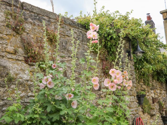 Hunters Cottage in Youlgreave, Peak District. Terraced. Character. Woodburner. Pet-friendly. 3-beds.