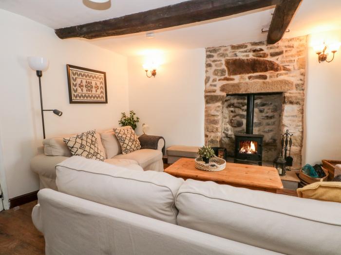 Hunters Cottage in Youlgreave, Peak District. Terraced. Character. Woodburner. Pet-friendly. 3-beds.