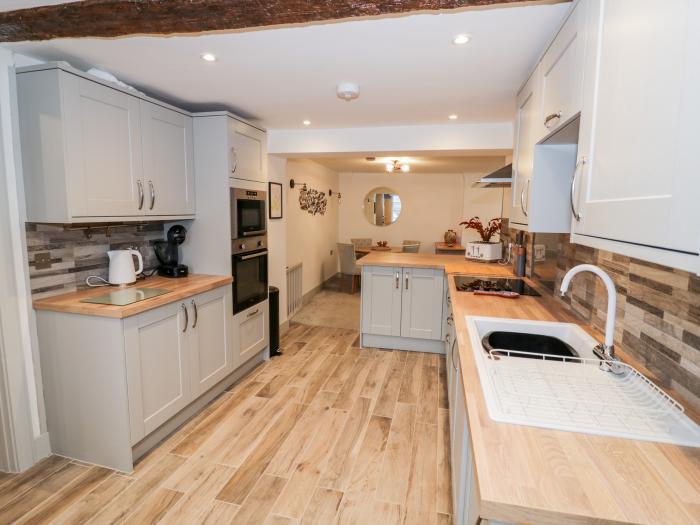 The Fox, Bridgnorth, Shropshire. Ground-floor apartment. Stylish interior. Open-plan. Smart TV. WiFi