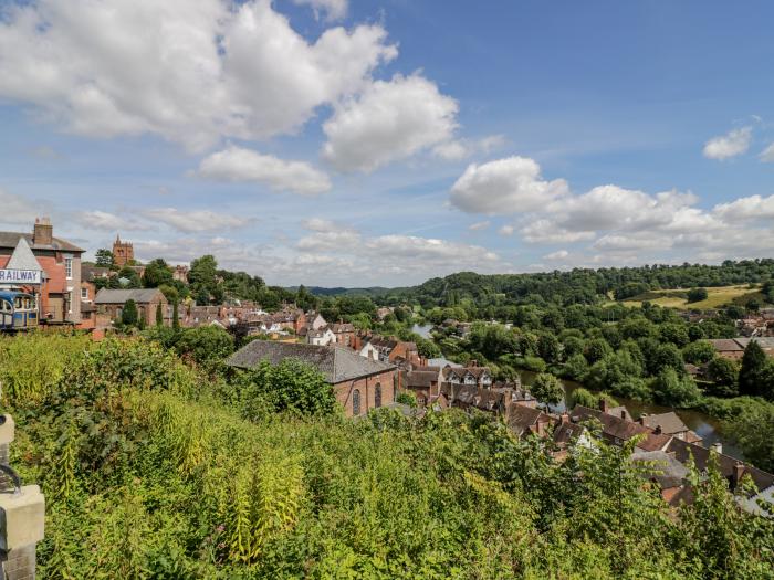 The Fox, Bridgnorth, Shropshire. Ground-floor apartment. Stylish interior. Open-plan. Smart TV. WiFi