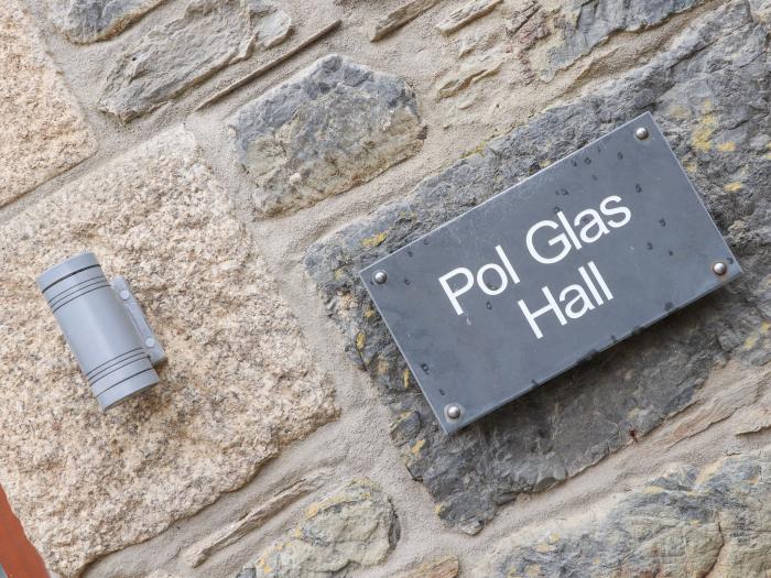 Pol Glas Hall, Mullion