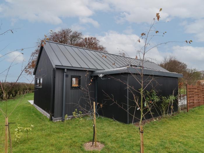 LODGE 2, near Bishop Wilton, East Riding of Yorkshire. Hot tub. Near North York Moors National Park.