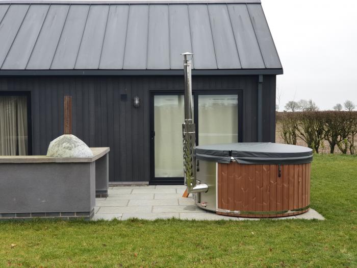 LODGE 2, near Bishop Wilton, East Riding of Yorkshire. Hot tub. Near North York Moors National Park.