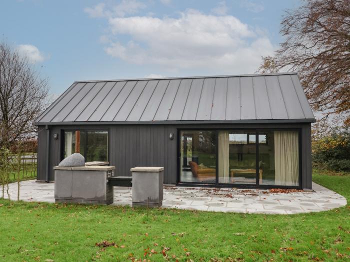 LODGE 3, near Bishop Wilton, East Riding of Yorkshire. Hot tub. Near North York Moors National Park.