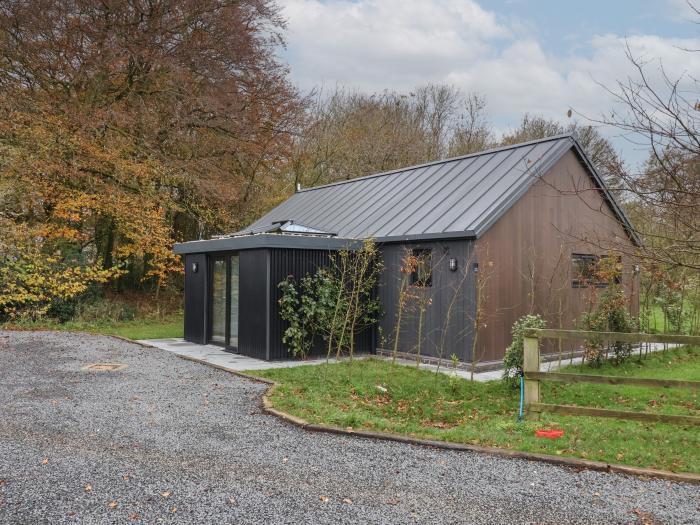 LODGE 3, near Bishop Wilton, East Riding of Yorkshire. Hot tub. Near North York Moors National Park.