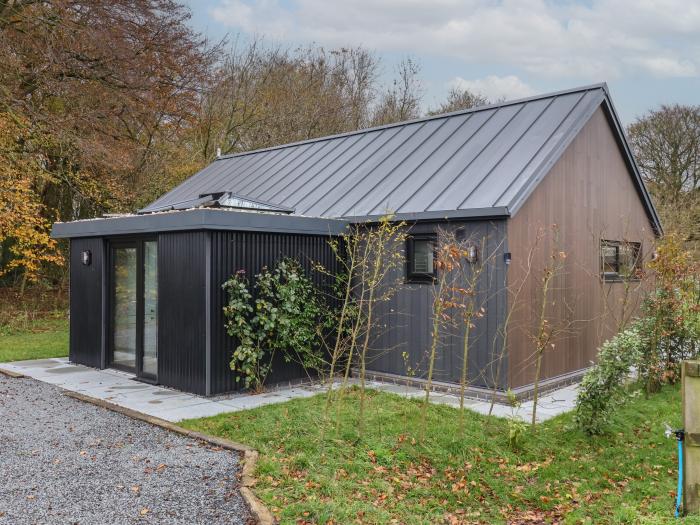 LODGE 3, near Bishop Wilton, East Riding of Yorkshire. Hot tub. Near North York Moors National Park.